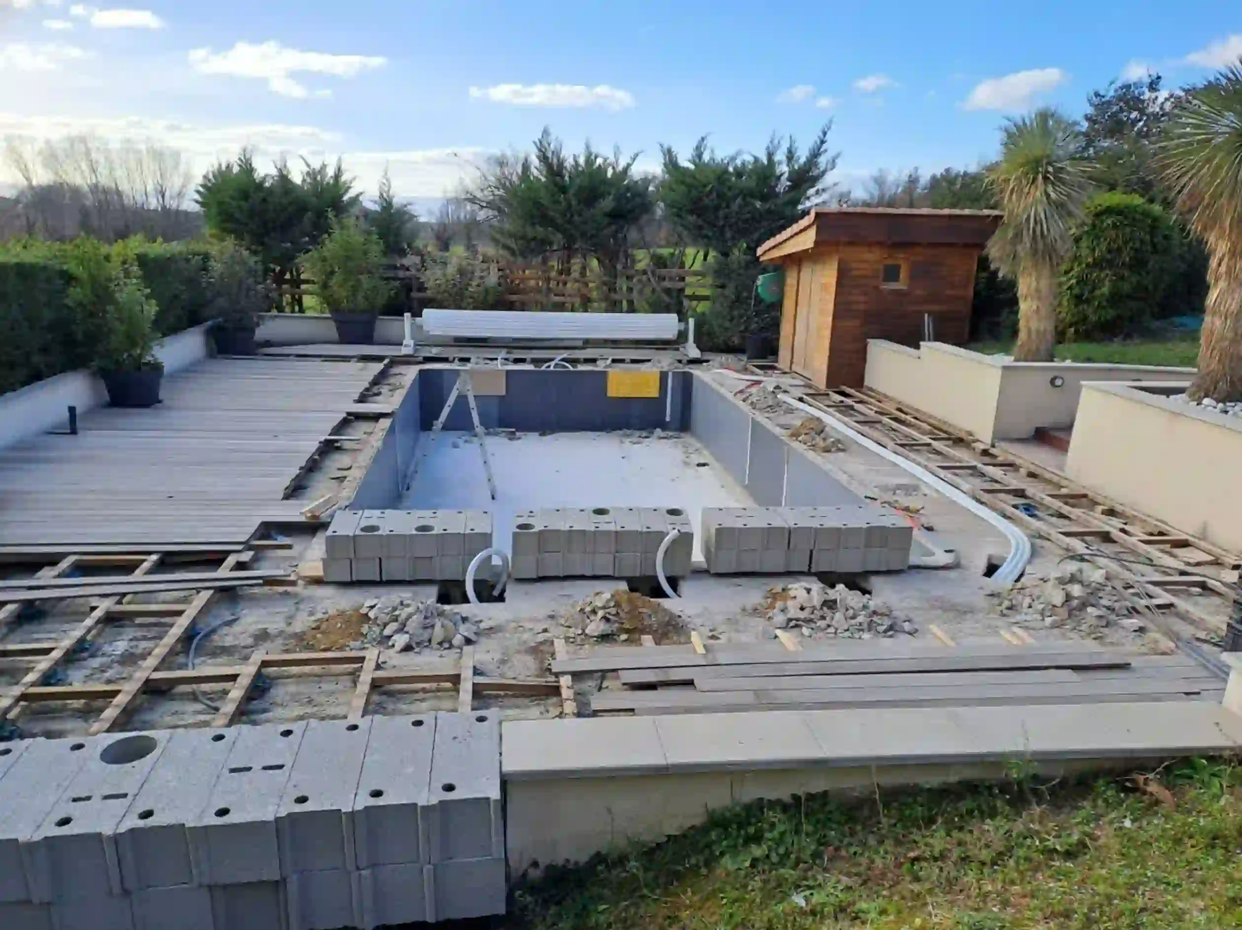 Rénovation d'une piscine avec nouveau revêtement bleu